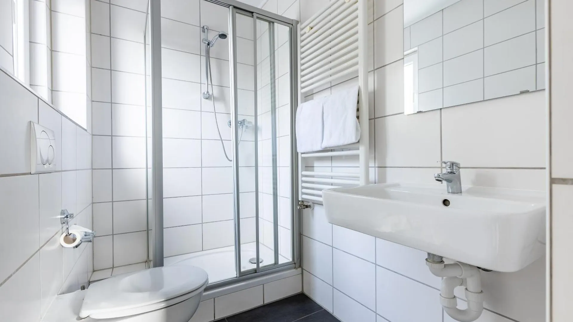 Airport Hotel Dürscheidt by SMARTY - KONTAKTLOSER SELF CHECK-IN Köln